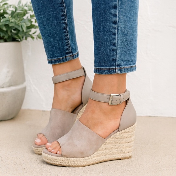 Big Buddha Taupe Suede Espadrille Wedges Sandals Ankle Buckle Peep Toes Size 7.5 - Picture 1 of 13